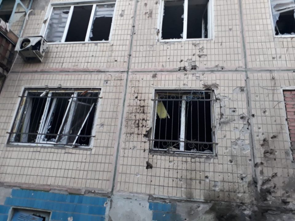 Поврежденные дома, школа и детский сад: глава Никопольской РВА показал последствия ночного обстрела оккупантов - рис. 1