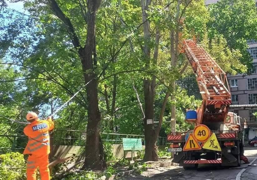 Около 6000 семей остались без света: коммунальщики продолжают ликвидировать последствия непогоды у Днепре - рис. 1
