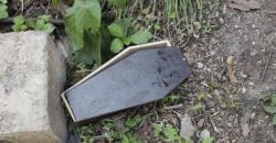 Интересная находка: в Каменском прохожие нашли на улице гроб с прахом - рис. 19