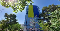 В Днепре на многоэтажке вывесили гигантский государственный флаг - рис. 10