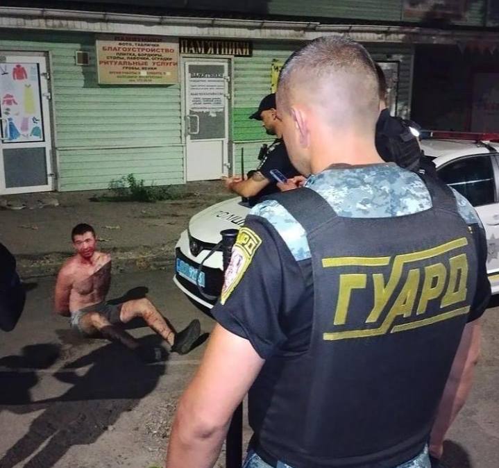 У Дніпрі "герой-коханець" накинувся з ножем на працівника охоронної фірми (Фото) - рис. 1