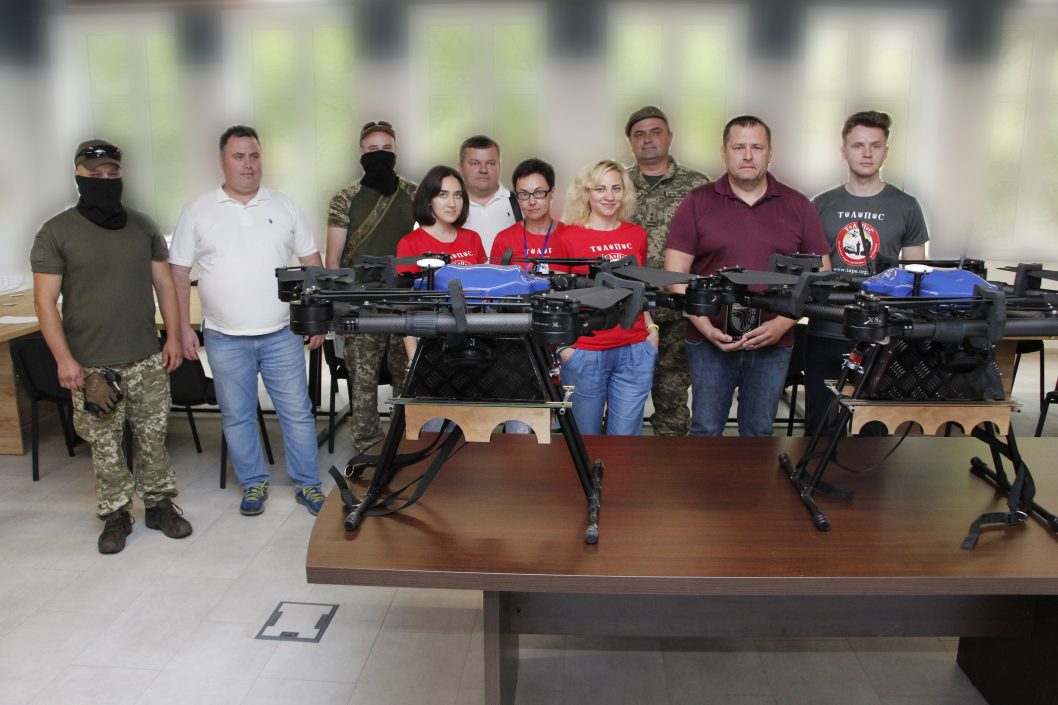 В Днепре волонтеры передали на фронт беспилотники, пикап и снаряжение - рис. 1