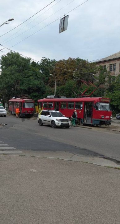 В Днепре на Богдана Хмельницкого трамвай сошел с рельсов - рис. 1