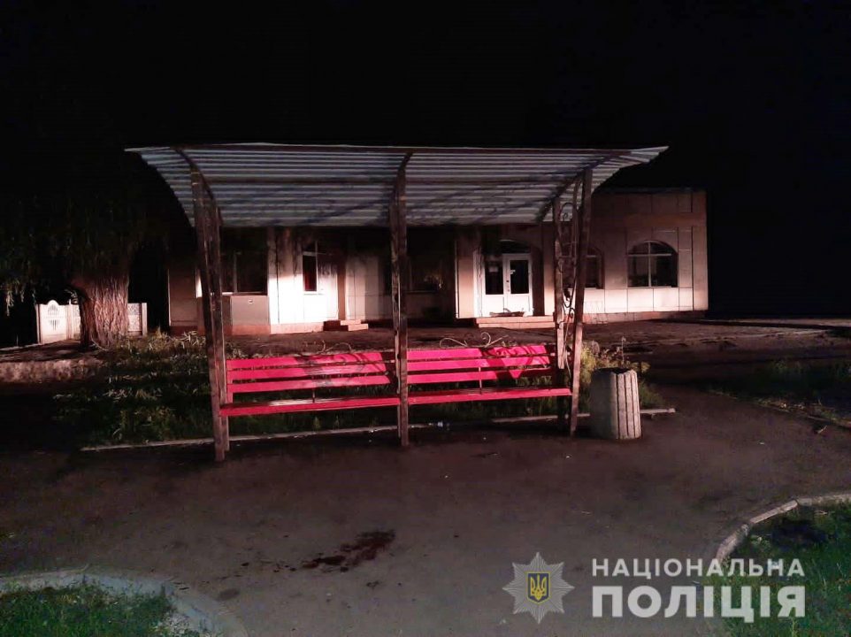 В Павлограде на остановке транспорта мужчину избили до полусмерти - рис. 1