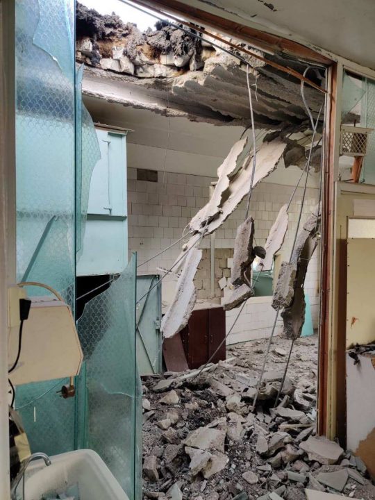 В Никополе оккупанты разбомбили аптеку - рис. 1
