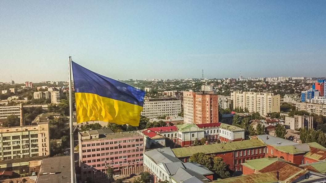В Днепре флаг страны почтили под звуки военного оркестра (Фото) - рис. 13