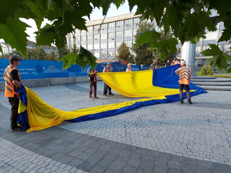 В Днепре возле исторического музея заменили один из самых больших флагов в Украине - рис. 2