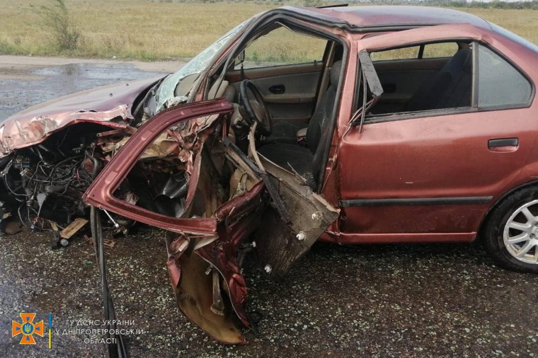 В Днепропетровской области грузовик столкнулся с легковушкой: есть пострадавшие - рис. 1