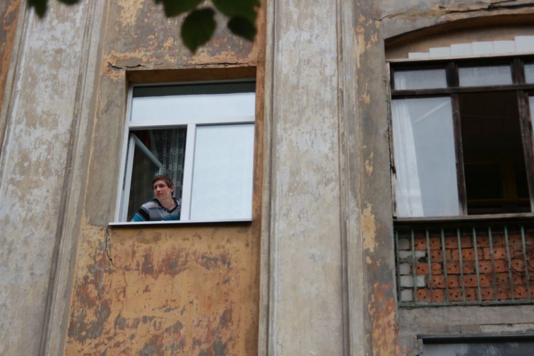 В Днепре восстанавливают дома после ракетного удара российскими террористами - рис. 3
