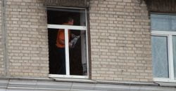 В Днепре восстанавливают дома после ракетного удара российскими террористами - рис. 11