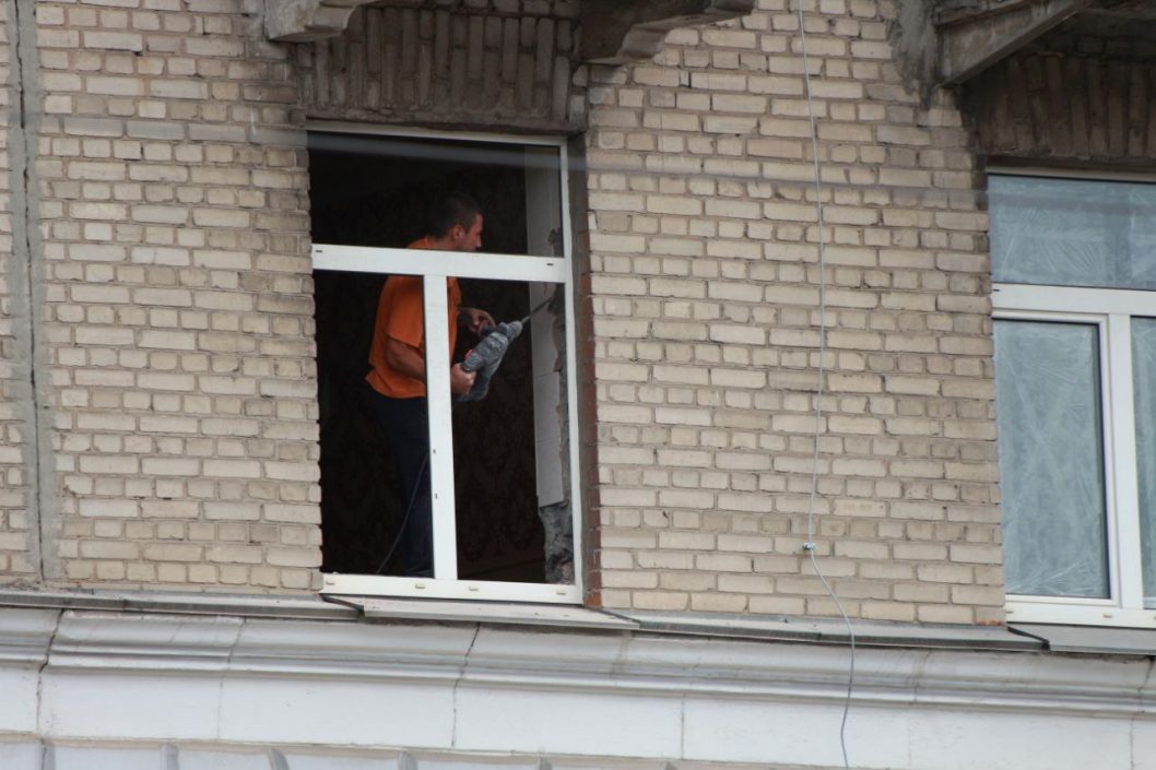 В Днепре восстанавливают дома после ракетного удара российскими террористами - рис. 1