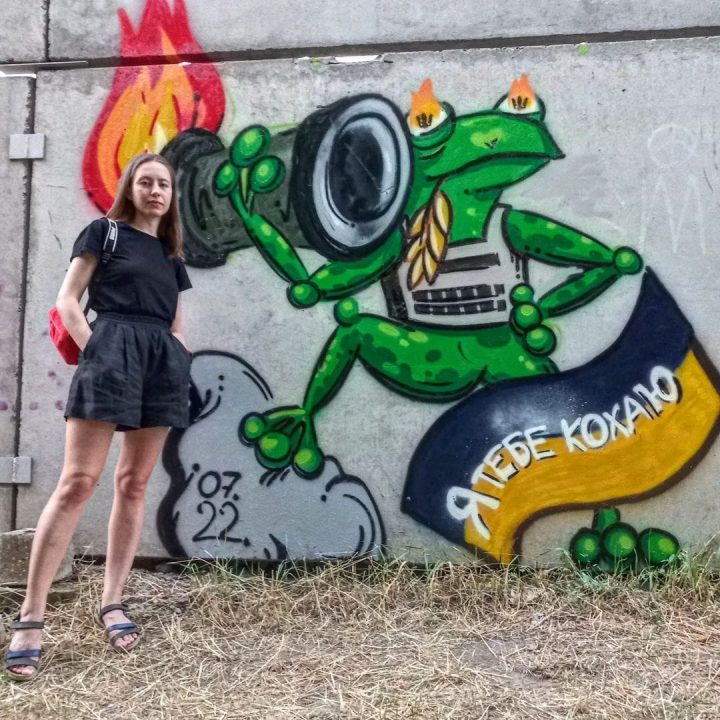 В Днепре девушка рисует влюбленных лягушек на стенах (Фото) - рис. 1