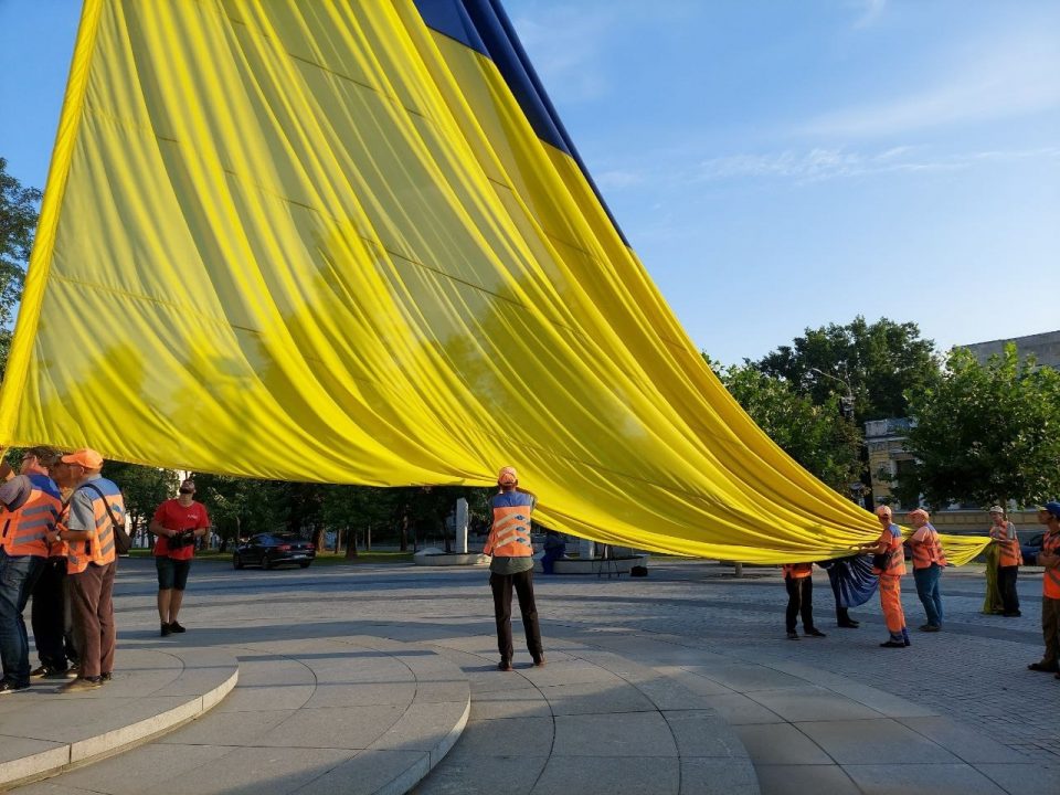 В Днепре возле исторического музея заменили один из самых больших флагов в Украине - рис. 3
