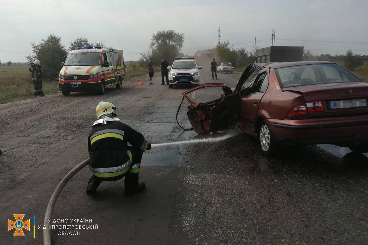В Днепропетровской области грузовик столкнулся с легковушкой: есть пострадавшие - рис. 3