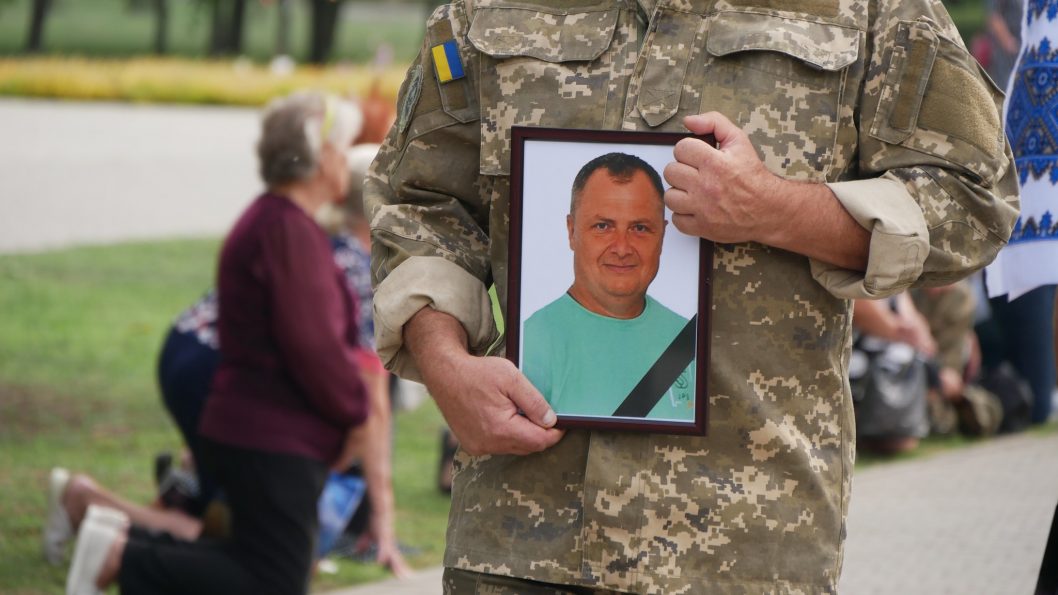 У Покрові провели в останню путь двох захисників України, які загинули на Донеччині - рис. 1