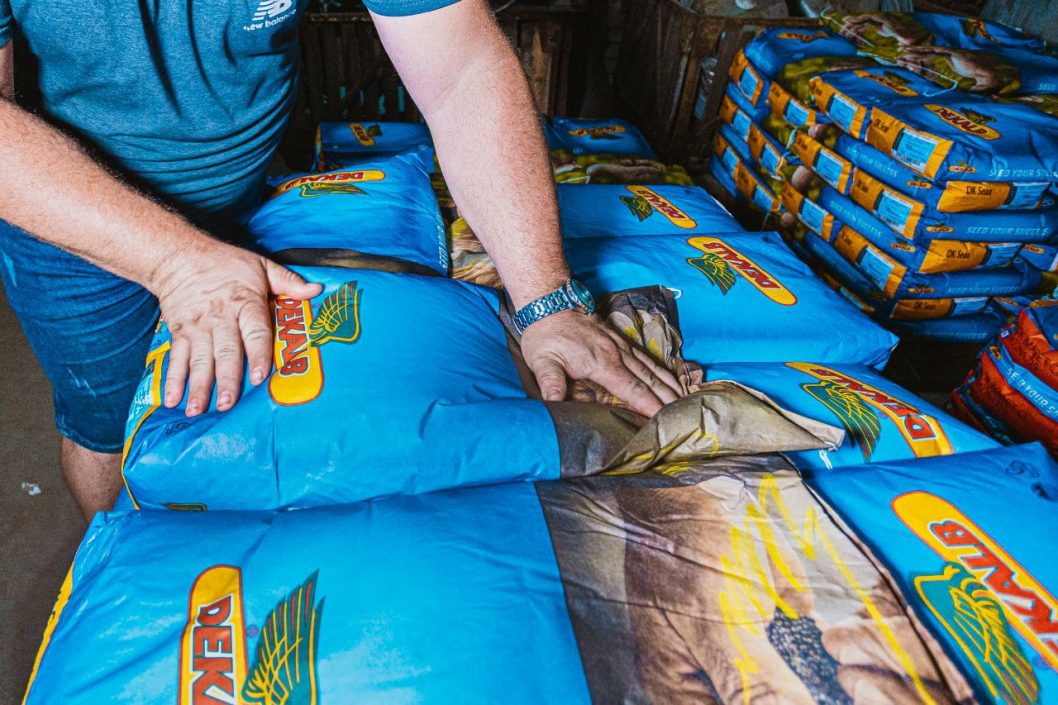 Аграриям Днепропетровщины передали более 1,5 тонн семян озимого рапса - рис. 1