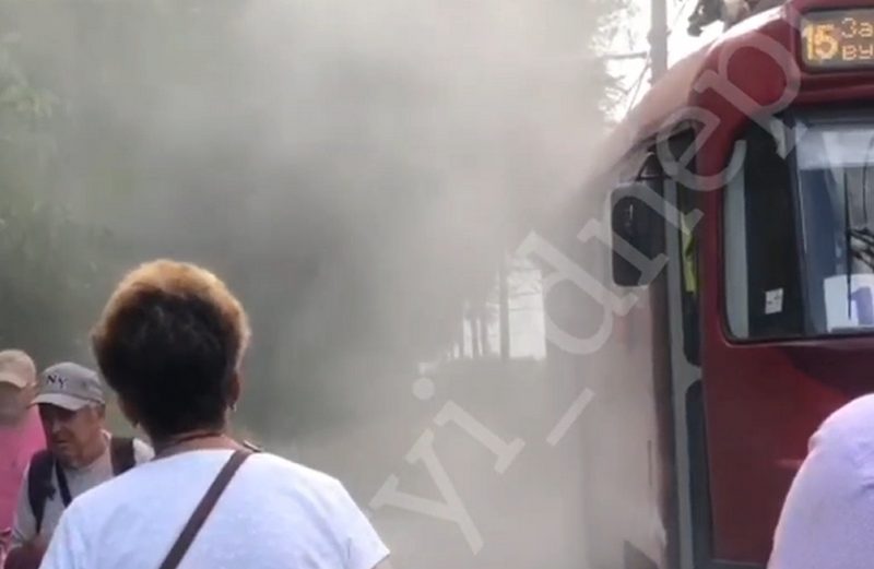 У Дніпрі під час руху за маршрутом спалахнув трамвай №15 - рис. 1