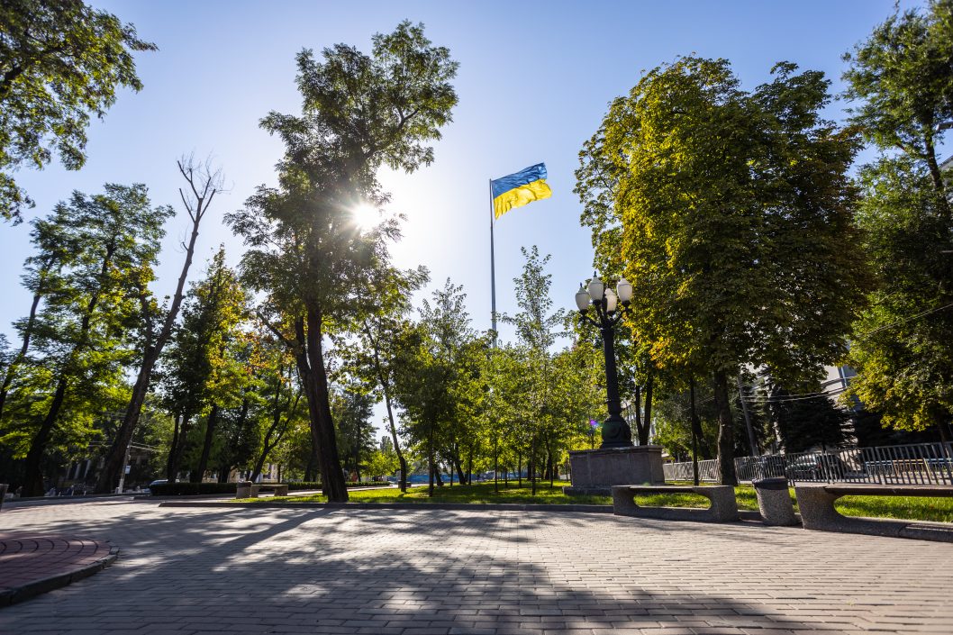 В Днепре флаг страны почтили под звуки военного оркестра (Фото) - рис. 1