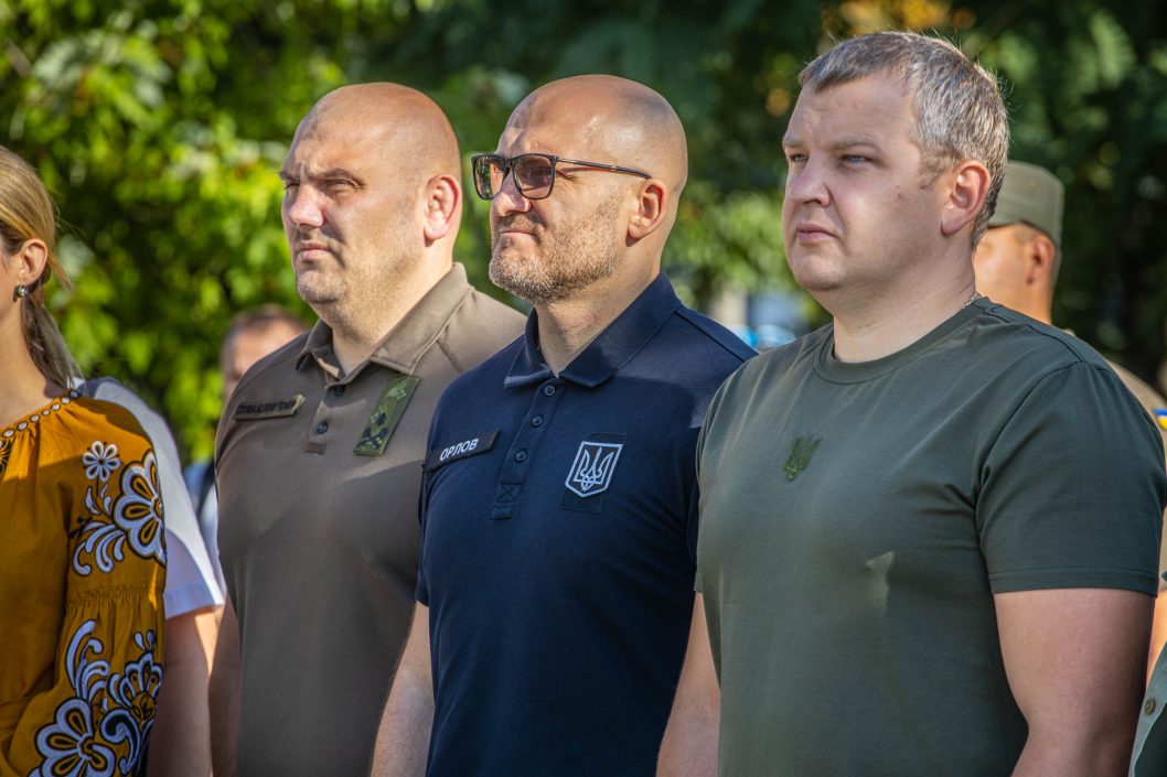 В Днепре флаг страны почтили под звуки военного оркестра (Фото) - рис. 3