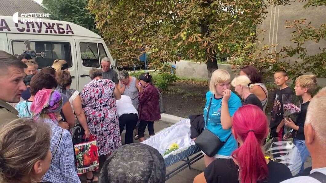 В Чаплино на Днепропетровщине попрощались с двумя погибшими детьми, убитыми ракетами РФ - рис. 2