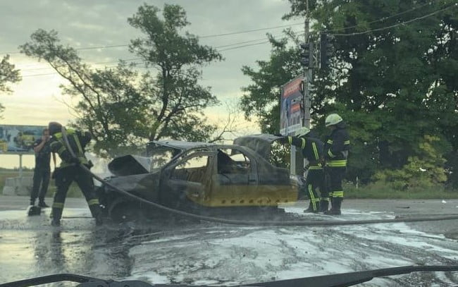 В Днепре на выезде из города столкнулись два авто: одна машина полностью сгорела - рис. 4
