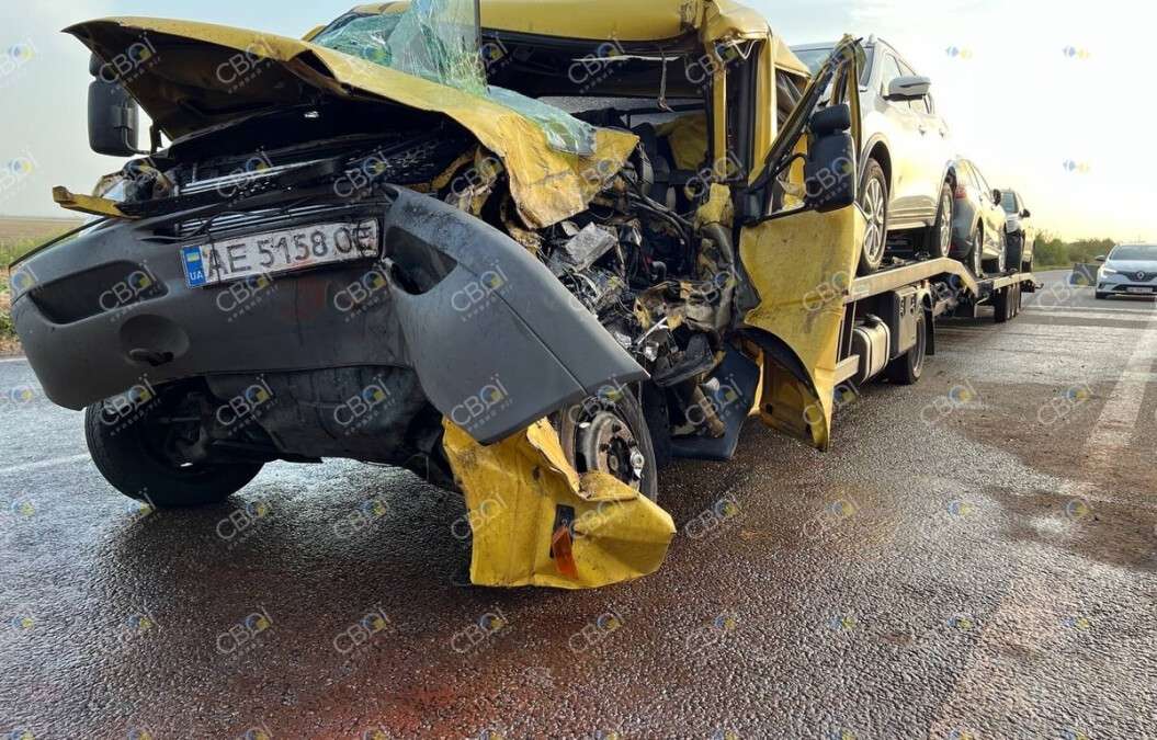 Под Кривым Рогом столкнулись БелАЗ и автовоз: один из водителей получил травмы - рис. 1