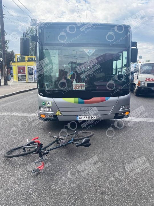 В Днепре конфликт водителя автобуса с велосипедистом закончился ДТП - рис. 1