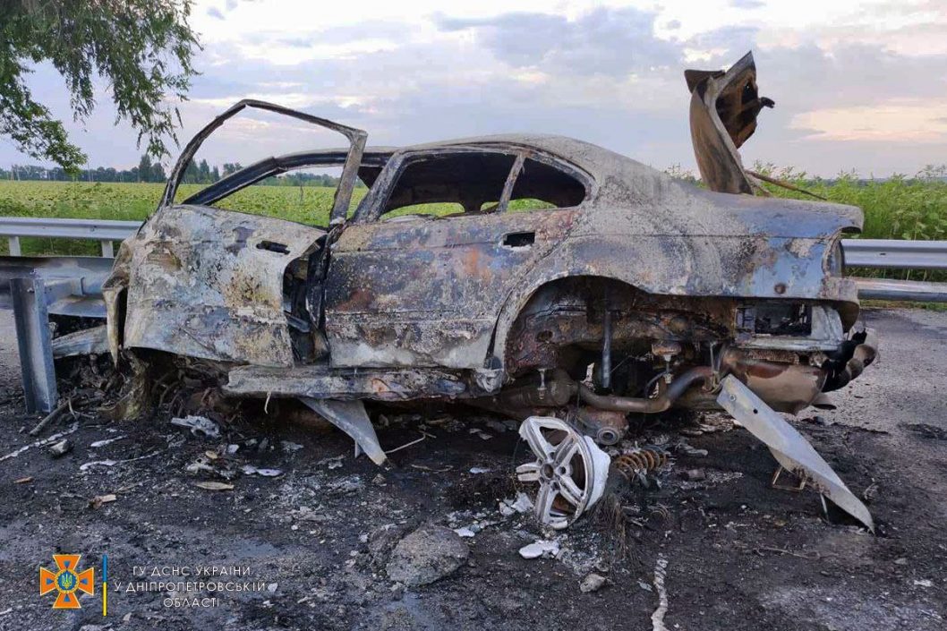 Смертельное ДТП: в Днепровском районе легковой автомобиль влетел в отбойник - рис. 1