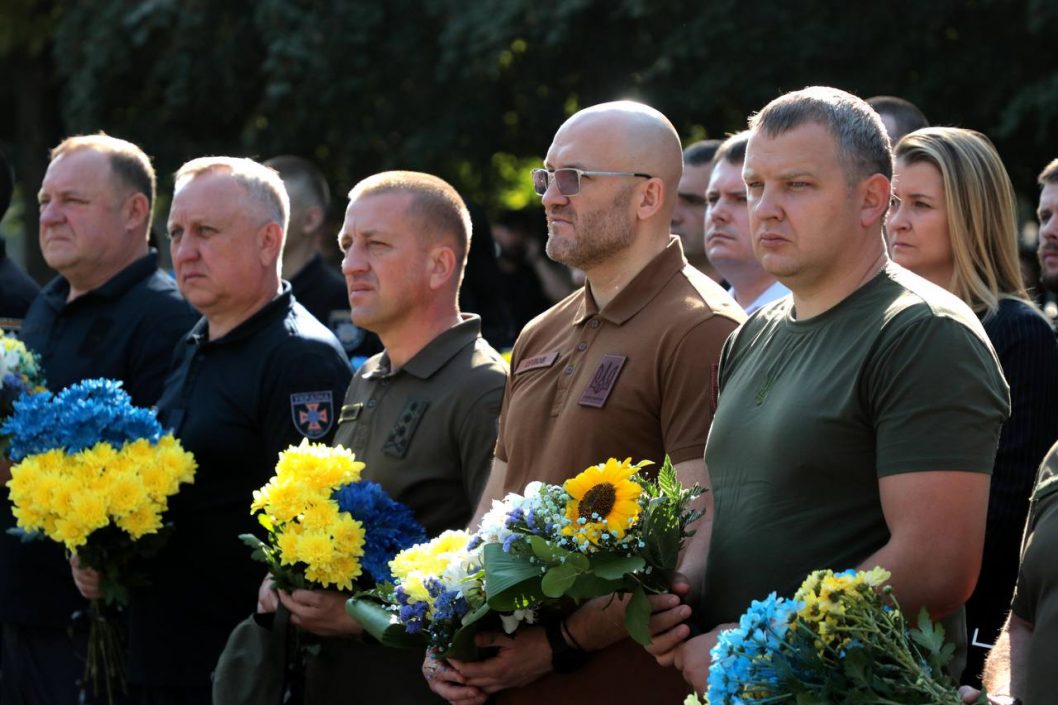 У Дніпрі на День пам'яті захисників України поклали квіти на Алеї героїв (Фото) - рис. 1