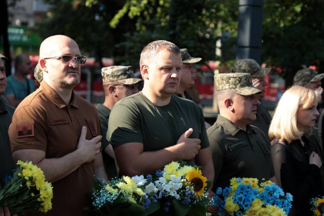 У Дніпрі на День пам'яті захисників України поклали квіти на Алеї героїв (Фото) - рис. 2