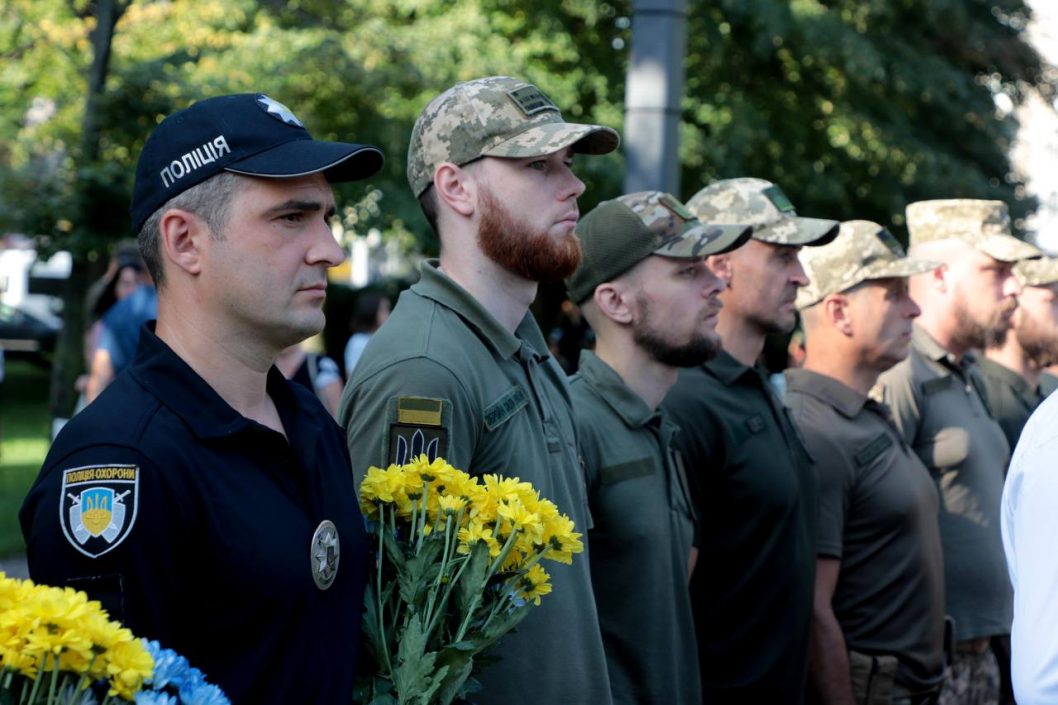 У Дніпрі на День пам'яті захисників України поклали квіти на Алеї героїв (Фото) - рис. 4