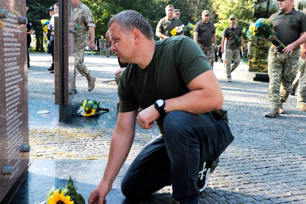 У Дніпрі на День пам'яті захисників України поклали квіти на Алеї героїв (Фото) - рис. 6