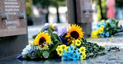 В Днепре в День памяти защитников Украины возложили цветы на Аллее героев (Фото) - рис. 11