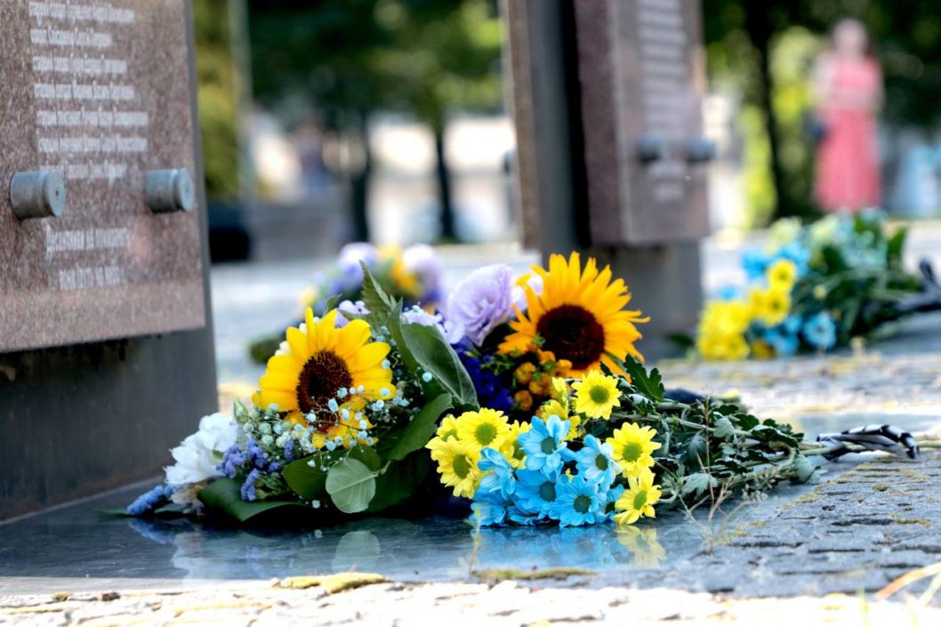 У Дніпрі на День пам'яті захисників України поклали квіти на Алеї героїв (Фото) - рис. 7