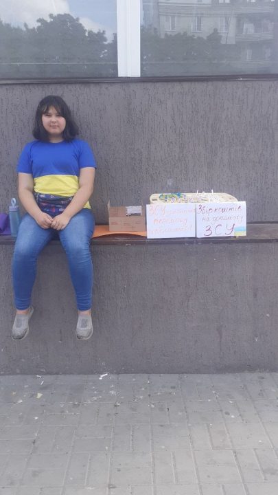 У Дніпрі дівчинка продає сувеніри, зібраючи гроші на дрон для ЗСУ - рис. 2