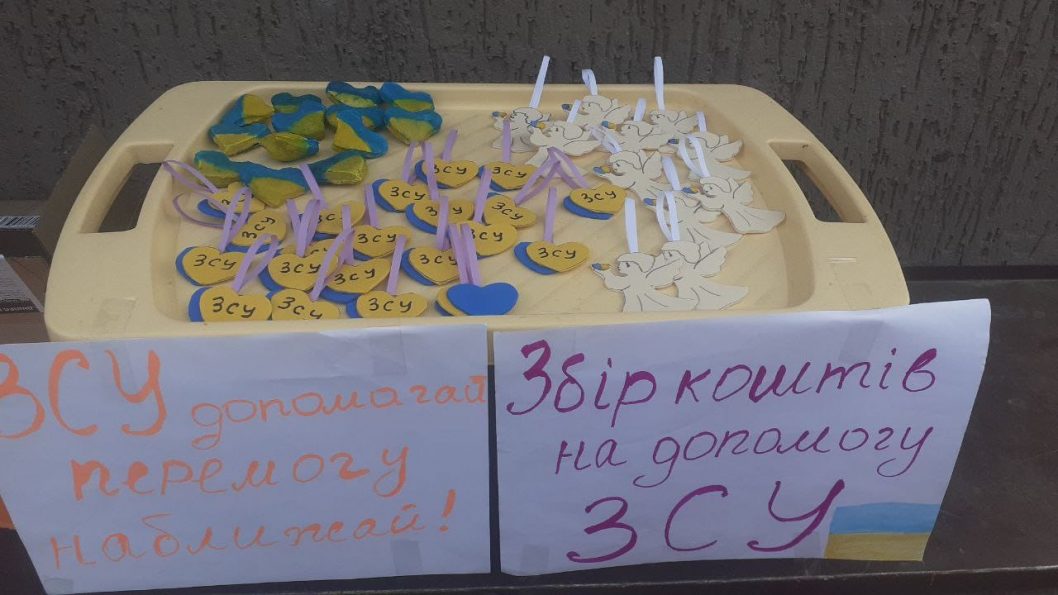 У Дніпрі дівчинка продає сувеніри, зібраючи гроші на дрон для ЗСУ - рис. 1