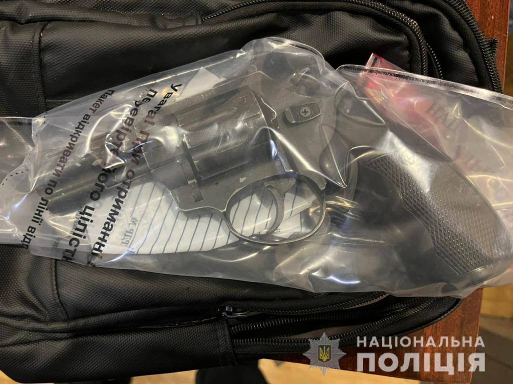 В Першотравенске мужчина выстрелил из револьвера в прохожего - рис. 1