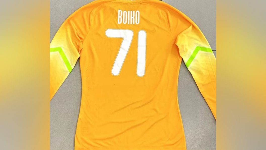 У Дніпрі розіграють футболку воротаря ФК “Дніпро” та м'яч із автографами футболістів (Фото) - рис. 1