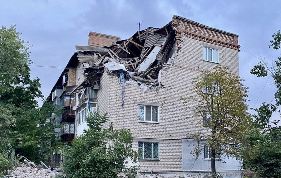 Очільник Нікопольської РВА показав як російські окупанти обстрілюють житлові будинки - рис. 1