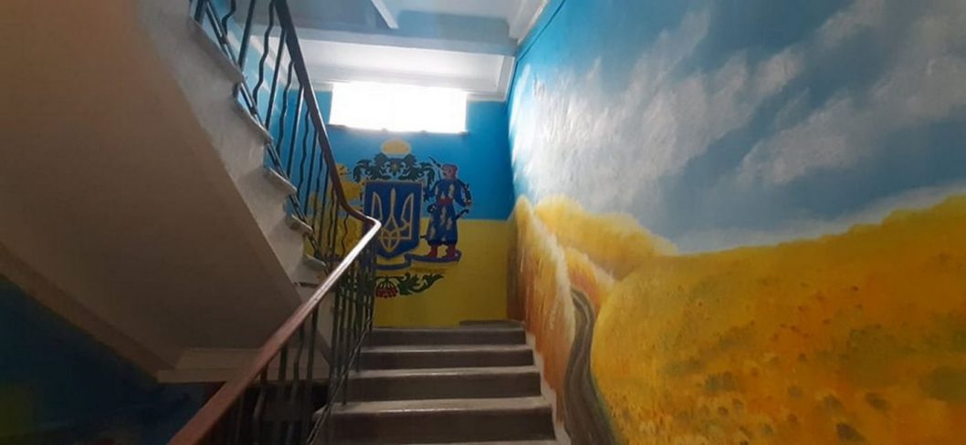 У Кривому Розі художник розмалював під'їзд багатоповерхівки у етностилі (Фото) - рис. 1