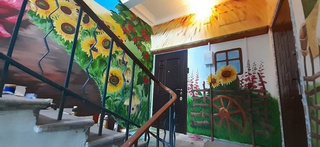 У Кривому Розі художник розмалював під'їзд багатоповерхівки у етностилі (Фото) - рис. 2
