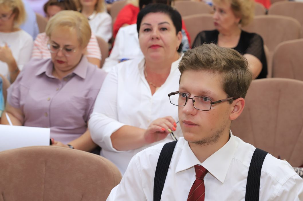 «Випробування війни ми подолаємо разом»: мер Дніпра зустрівся з освітянами Дніпра  - рис. 4