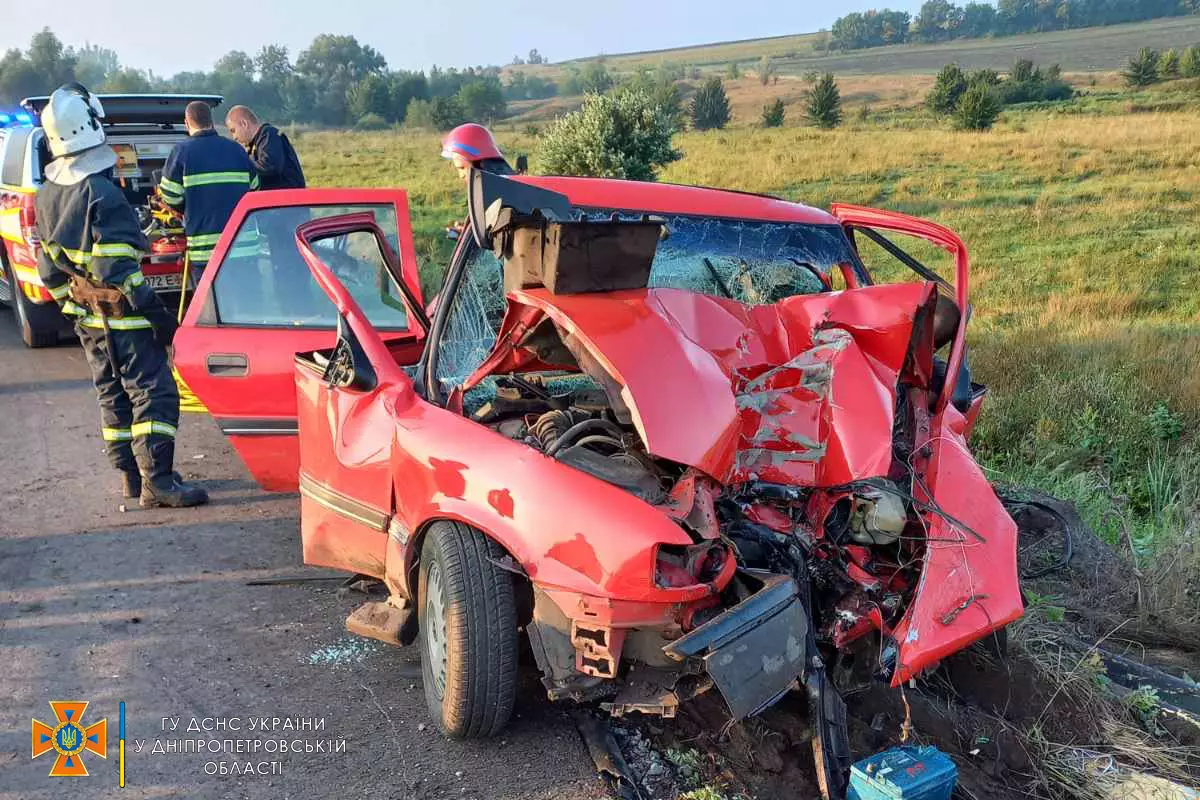 Жахлива ДТП на Дніпропетровщині: водія та пасажира затисло в понівеченій автівці - рис. 2