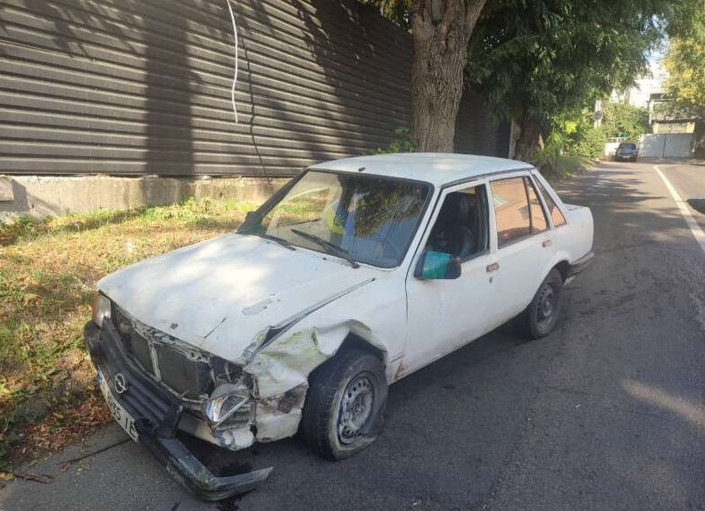 В Соборном районе Днепра легковой автомобиль врезался в частный дом - рис. 1
