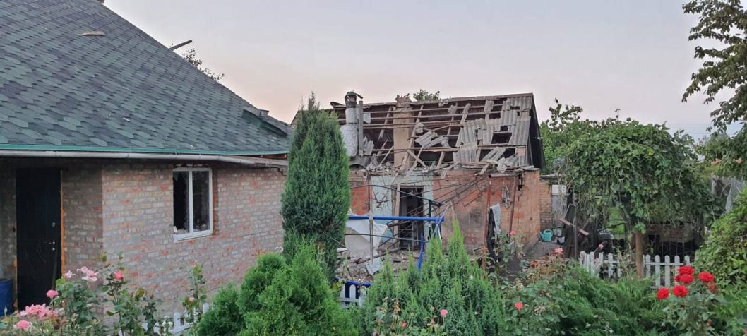Нікополь зазнав нічного обстрілу: зруйновано багато житлових будинків (Фото) - рис. 3