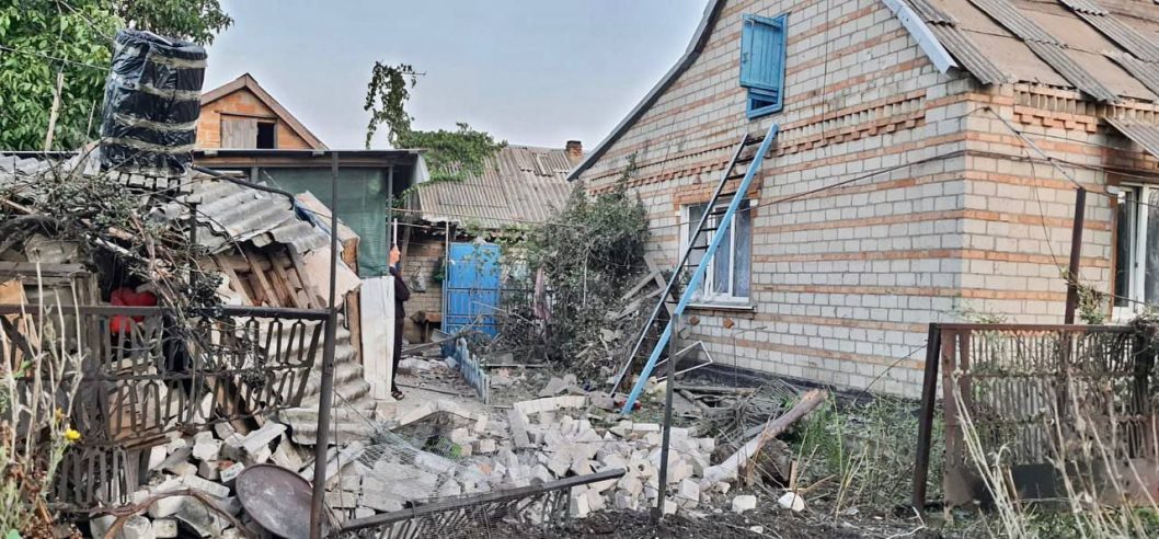 Нікополь зазнав нічного обстрілу: зруйновано багато житлових будинків (Фото) - рис. 4