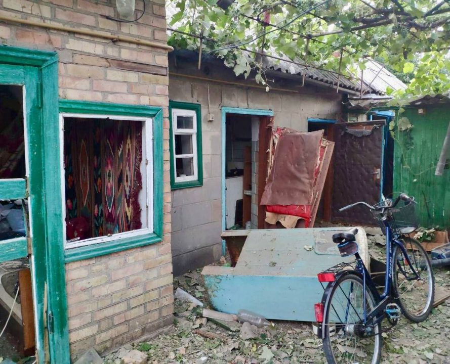 Російські окупанти накрили вогнем три райони Дніпропетровщини: є поранені та руйнування (Фото) - рис. 1