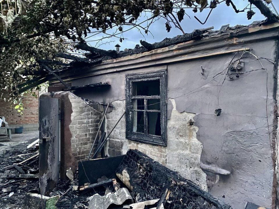 Окупанти обстріляли три райони Дніпропетровщини: є руйнування, згоріло одне підприємство (Фото) - рис. 1