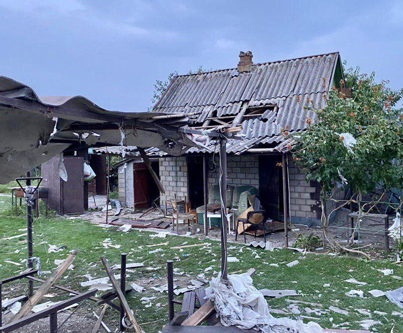 Окупанти обстріляли три райони Дніпропетровщини: є руйнування, згоріло одне підприємство (Фото) - рис. 2