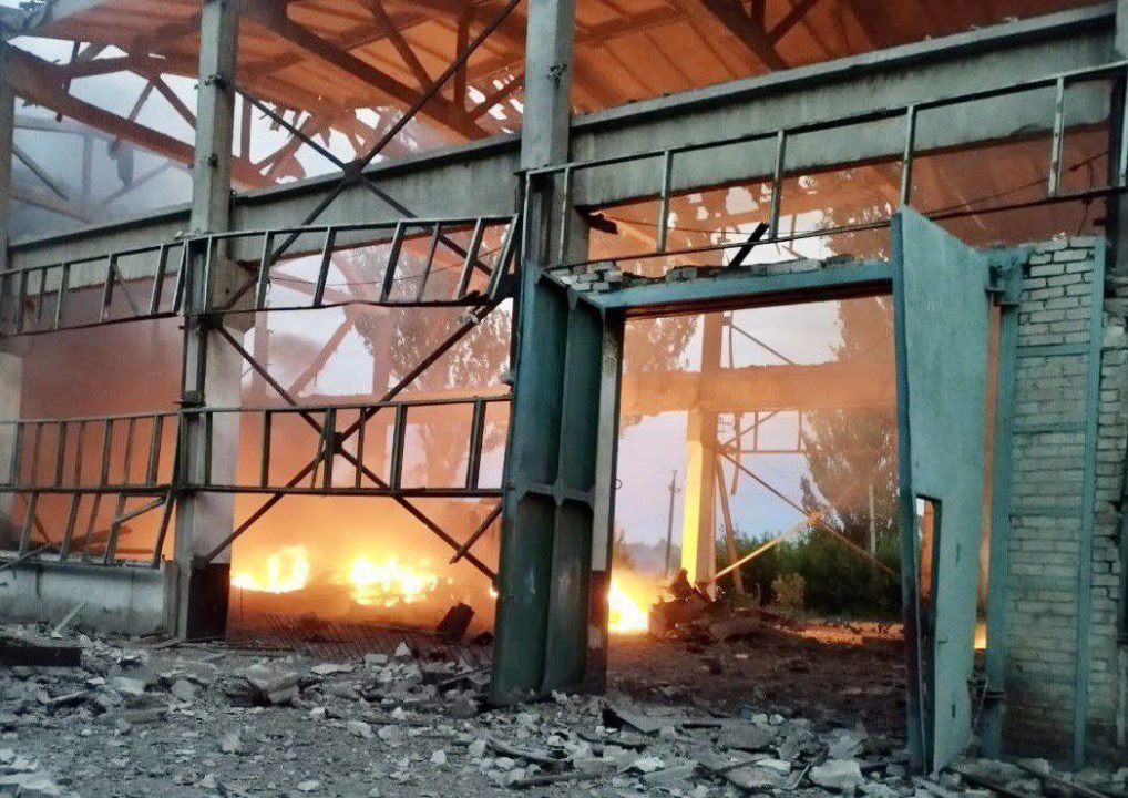 Оккупанты обстреляли три района Днепропетровщины: есть разрушения, сгорело одно предприятие (Фото) - рис. 4